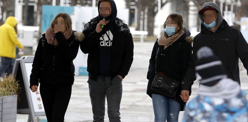 Lekarze alarmują: w szpitalach nie ma miejsc! Umierają coraz młodsi pacjenci. A ludzie nadal bez masek i w tłoku...