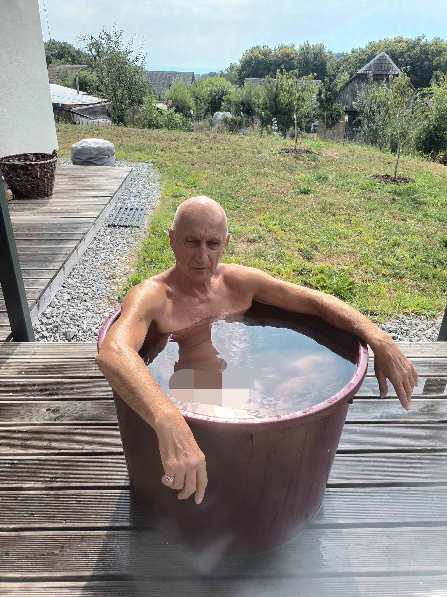 Banáš sa v horúcich dňoch osviežil v kadi.