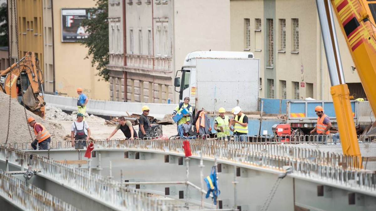 Prace na moście weszły w najbardziej spektakularną i widoczną fazę. Mieszkańcy mogą obserwować, jak na budowę trafiają ogromne, stalowe elementy. - To części ustroju nośnego, czyli podstawy przyszłej jezdni. Teraz stalowe rury będą układane po obu stronach kanału, w miejscu istniejących już przyczółków - wyjaśnia Mirosław Pietrucha, wiceprezydent Opola.