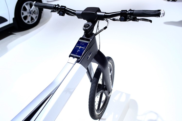 <strong>Ford MoDe:Me </strong><br /><br />

A oto ciekawostka na MWC 2015 od firmy... FORD. Nie byłoby w tym nic dziwnego, gdyby nie prezentowali rowerów. Elektroniczne bicykle są we wstępnej fazie eksperymentów i testowania. W ramie możemy umieścić smartfona, który może służyć jako nawigacja lub po prostu środek łączności. Jednak e-rower będzie potrafił o wiele więcej. Ostrzeże rowerzystę o szybko zbliżającym się samochodzie za jego plecami dzięki specjalnym sensorom. Rowerzysta zostanie o tym poinformowany wibracją oraz sygnałem świetlnym.  <br /><br />