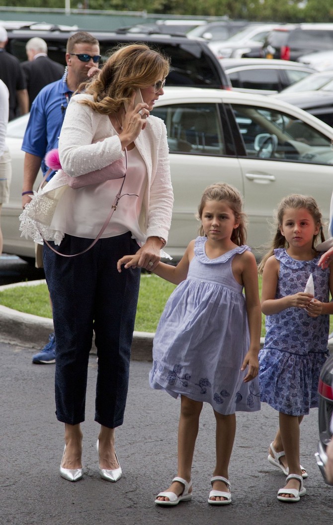 Mirka Federer sa ćerkama 2015. godine