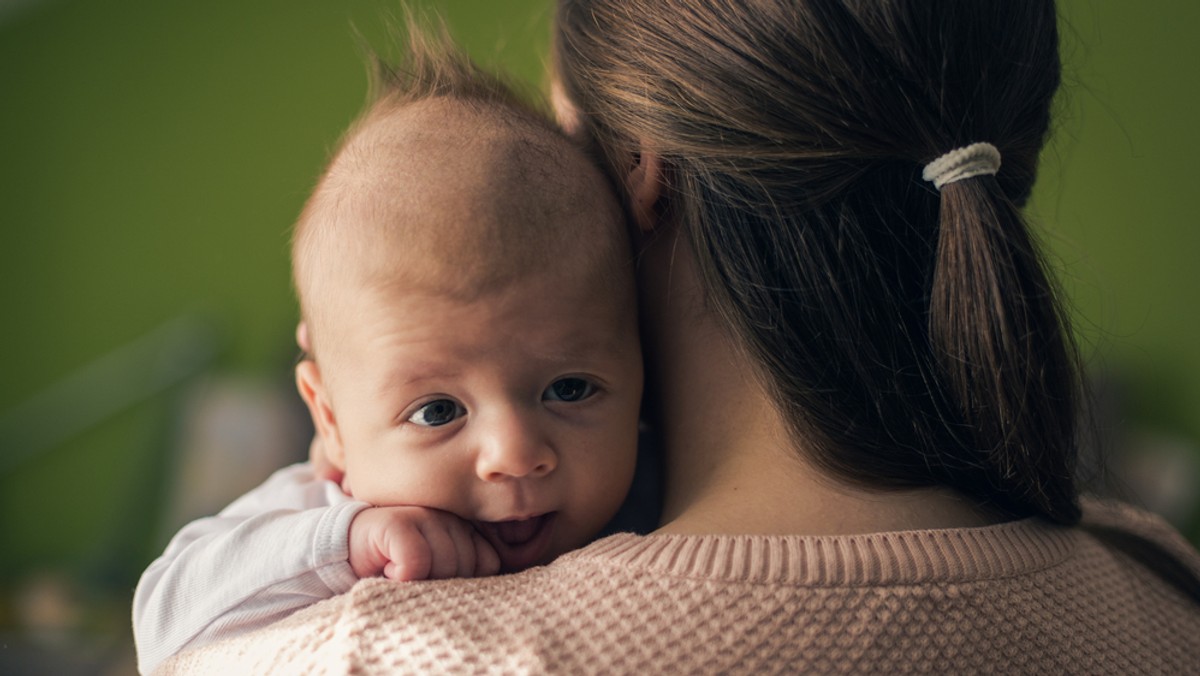 Matka minimum czwórki dzieci otrzyma od państwa minimalną emeryturę. Nawet, jeżeli zawodowo nie przepracowała ani jednego dnia. Premie będą również przysługiwane kobietom, które szybko zdecydują się na drugie dziecko - podał portal gazeta.pl.