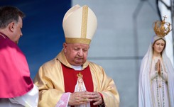 Kard. Dziwisz: Uczymy się, jak nie ulegać pokusie, by urządzać sobie życie bez Boga, bez Kościoła