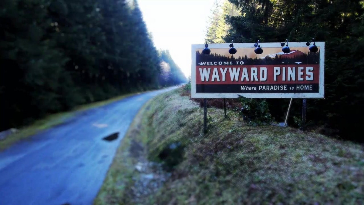 Serial "Miasteczko Wayward Pines" okrzyknięty został nowym "Miasteczkiem Twin Peaks" jeszcze zanim ujrzał światło dzienne. Ekranizacja powieści kryminalnych miała być wypełnieniem pustki po kultowym dziele Davida Lyncha. Jak to w przypadku porównań bywa, okazują się one bardzo nietrafne. "Wayward Pines" niewiele ma wspólnego z "Twin Peaks", ale zasługuje na uwagę.