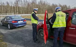 Policja sprawdza przebiegi aut – oszustom nic nie grozi?