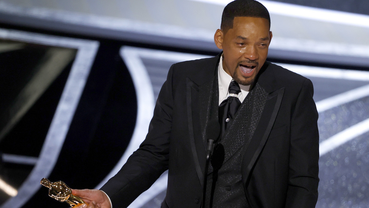 Will Smith podczas 94. Gali Oscarów ze statuetką za rolę w filmie "King Richard: Zwycięska rodzina"