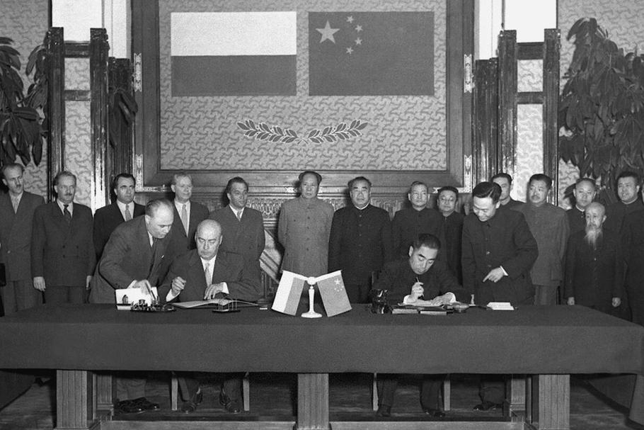 Premier Józef Cyrankiewicz oraz premier ChRL Zhou Enlai podpisują wspólne oświadczenie, 11 kwietnia 1957 r.
