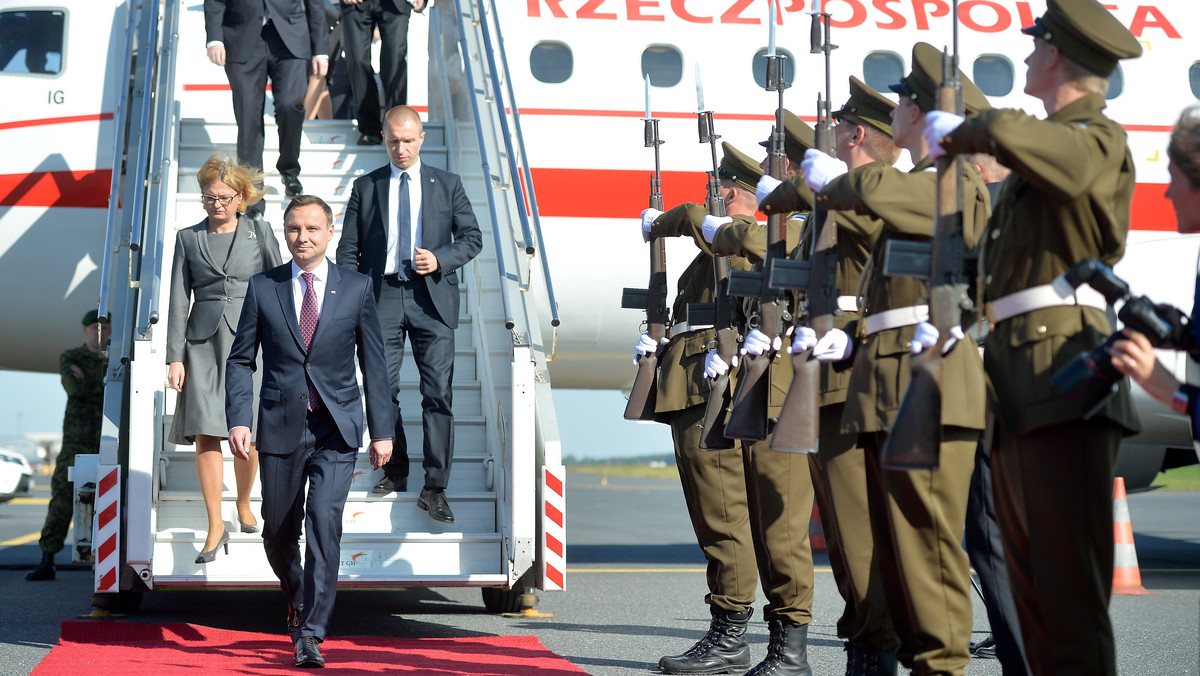 Dzisiaj po południu prezydent Andrzej Duda rozpoczął wizytę Tallinie, gdzie spotka się z przedstawicielami władz Estonii. Prezydent wygłosi przemówienie o znaczeniu prawa dla pokoju i roli Europy Środkowo-Wschodniej dla stabilności na kontynencie.