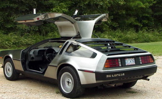 DeLorian, fot. Back left. Licencja: CC BY-SA 3.0 na podstawie Wikimedia Commons