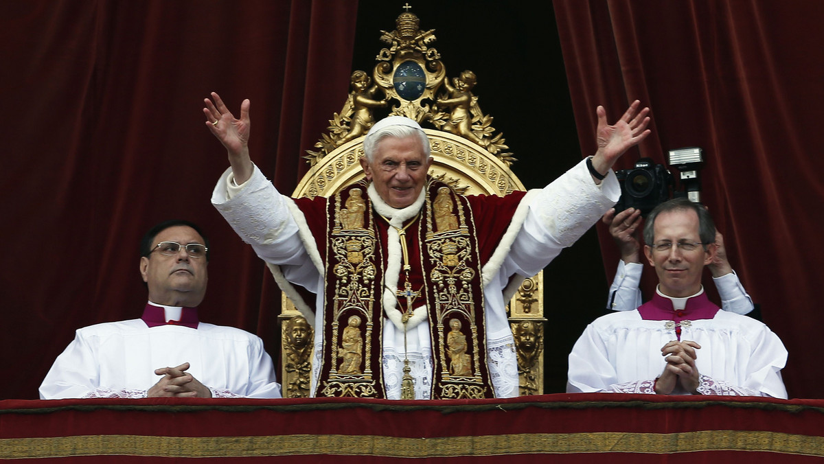 W orędziu na Boże Narodzenie, wygłoszonym w południe w Watykanie, Benedykt XVI apelował o pokój w Syrii oraz o sprawiedliwość i godność w Egipcie. Papież modlił się też za nowe władze Chińskiej Republiki Ludowej.