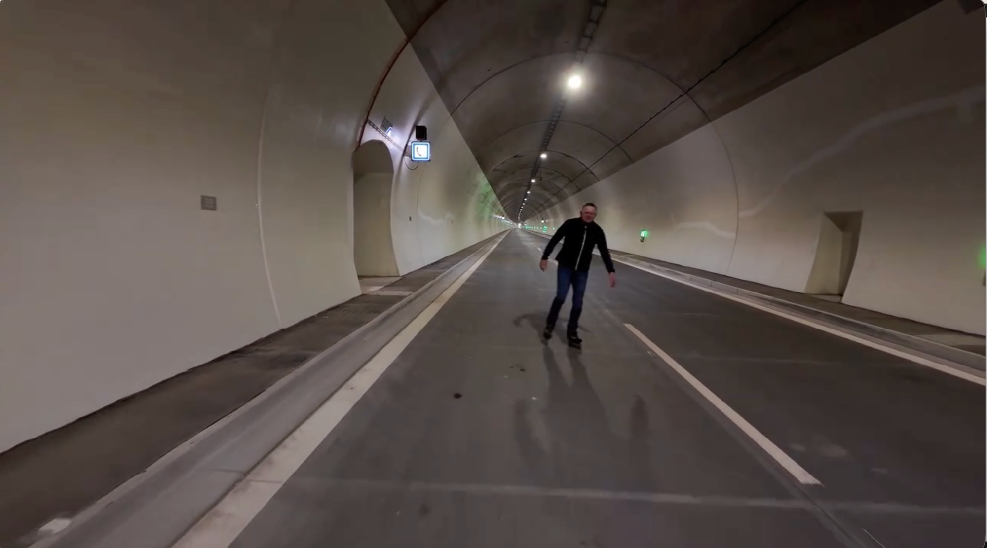 Premiér Fico si tunel Višňové prešiel na korčuliach. 