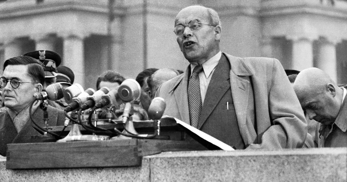 Ludzie przyszli pod Pałac Kultury dobrowolnie. Nagła miłość narodu do Gomułki była ślepa