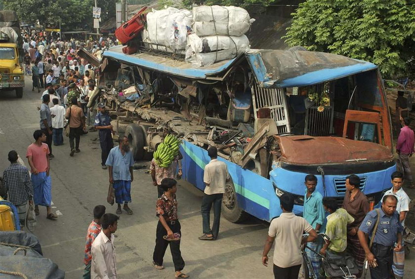 Śmierć 16 osób w zderzeniu autobusów