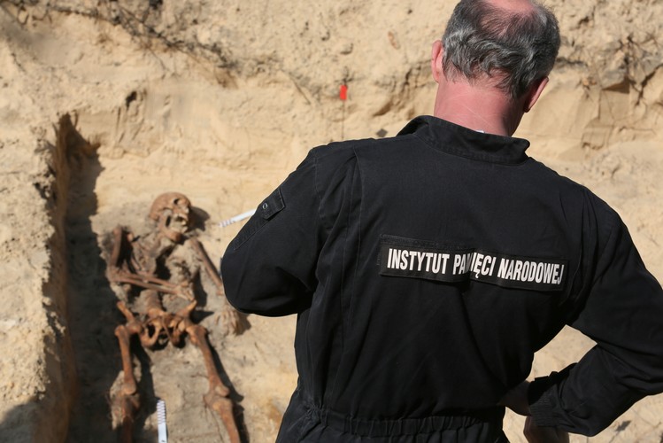 CMENTARZ NA WARSZAWSKIM BRÓDNIE. TUTAJ KOMUNIŚCI W TAJEMNICY ZAKOPYWALI SWE OFIARY