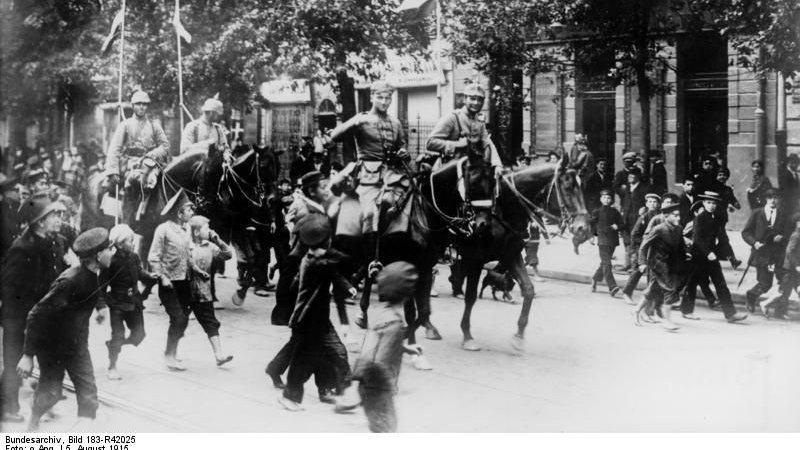 Niemcy wkraczają do Warszawy w sierpniu 1915 r. (fot. ze zbiorów Bundesarchiv, Bild 183-R42025, opublikowano na licencji Creative Commons Uznanie autorstwa – Na tych samych warunkach 3.0 Niemcy)