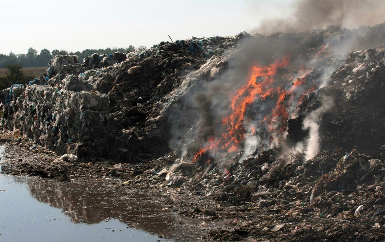 Pożar sortowni śmieci w Dąbrówce Wielkopolskiej w Lubuskiem