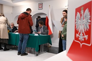 W Wilnie i Bukareszcie zakończyło się głosowanie w polskich wyborach i referendum