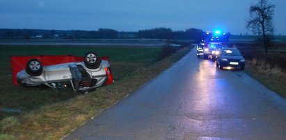 Tragiczne dachowanie. Kierowca nie miał szans