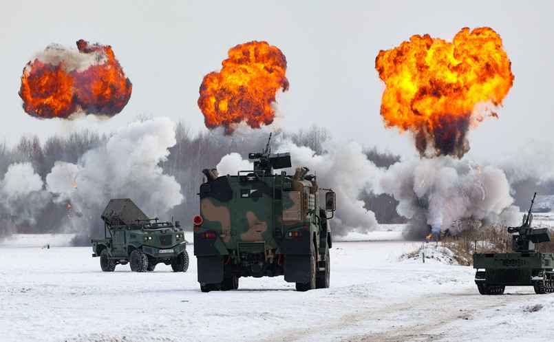 Jelcz 3. generacji posłużył za platformę dla samobieżnej armaty SA-35 kalibru 35 mm - testy na poligonie w Zielonce