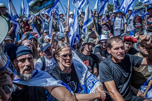 Protest przeciw zmianom w sądownictwie pod Knesetem w Jerozolimie, 24 lipca 2023 r.