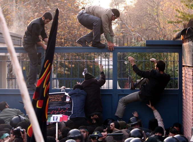 Irańscy studenci  szturmują ambasadę Wielkiej Brytanii w Teheranie