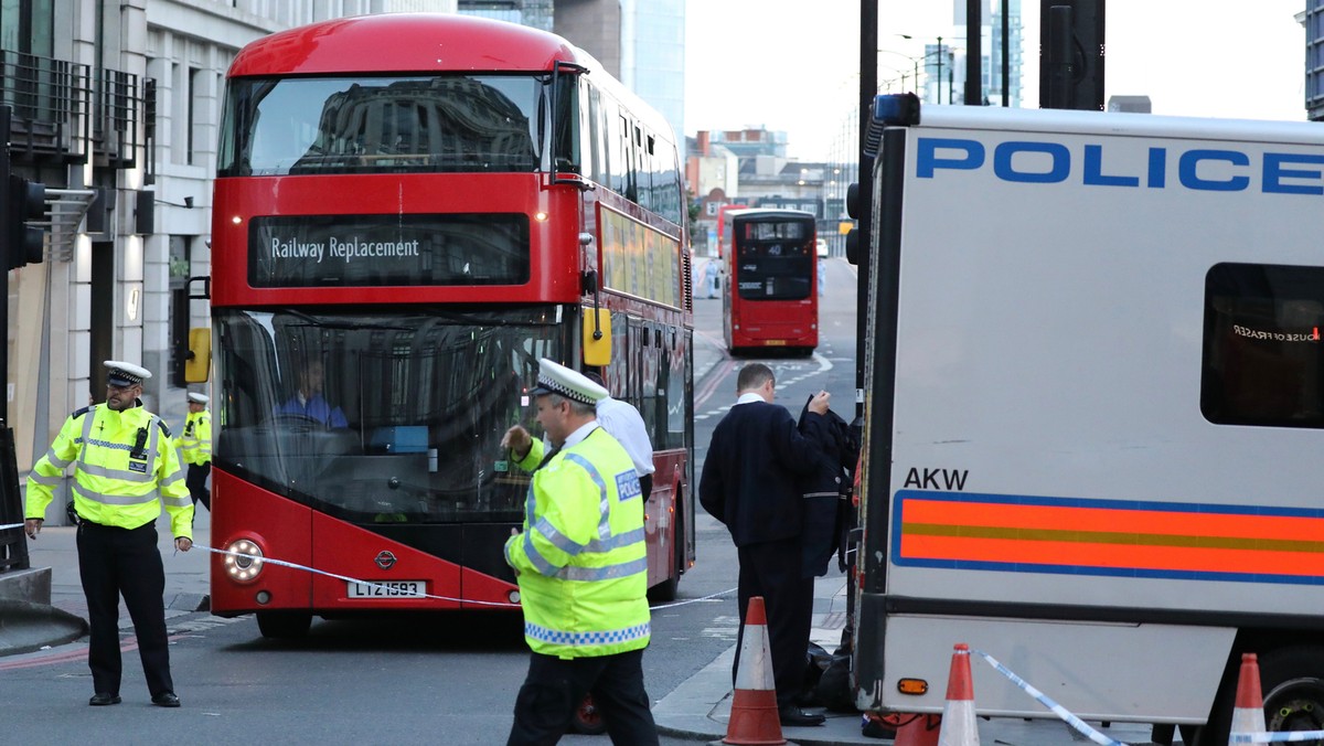 Brytyjska policja, która prowadzi śledztwo w sprawie sobotnich ataków terrorystycznych w Londynie, zatrzymała "pewną liczbę osób" po wkroczeniu dziś we wczesnych godzinach rannych na teren dwóch posesji we wschodniej części miasta.