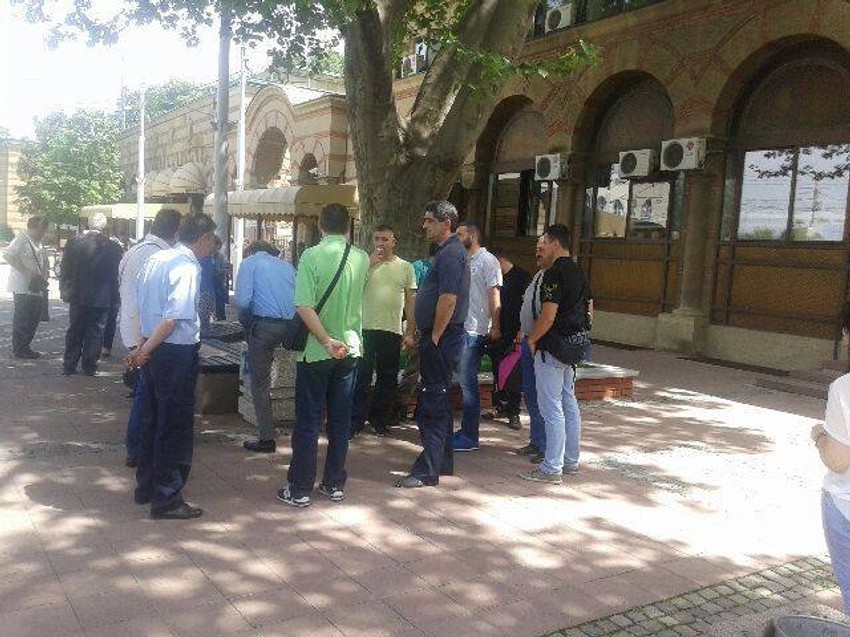 Radnici JKP "Pogrebne usluge" ispred Novog groblja