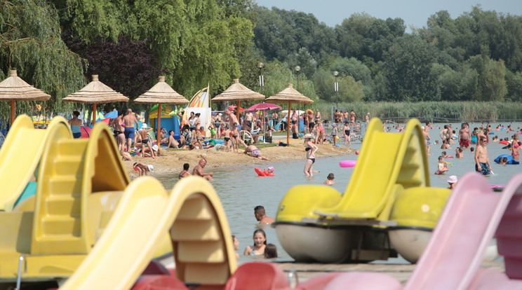 Víizibiciklizni és a Balatonban fürdeni még korai lesz, de csak mert hideg a víz  / Fotó: Gy. Balázs Béla