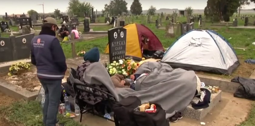 Śpią na grobach. Przerażający obóz uchodźców