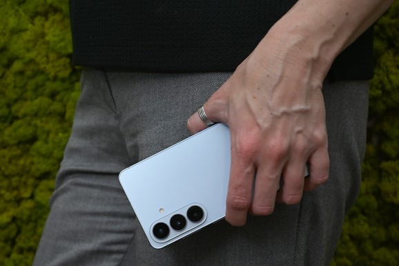 Samsung Galaxy S26 Plus na testu "Blica": Koliko stvarno vredi "zlatna sredina"