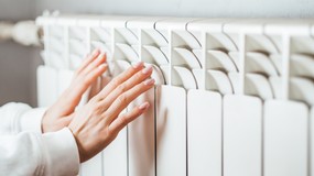 Weź z kuchni i włóż za kaloryfer, a w mieszkaniu zrobi się ciepło. Prosty trik bez podkręcania grzejników