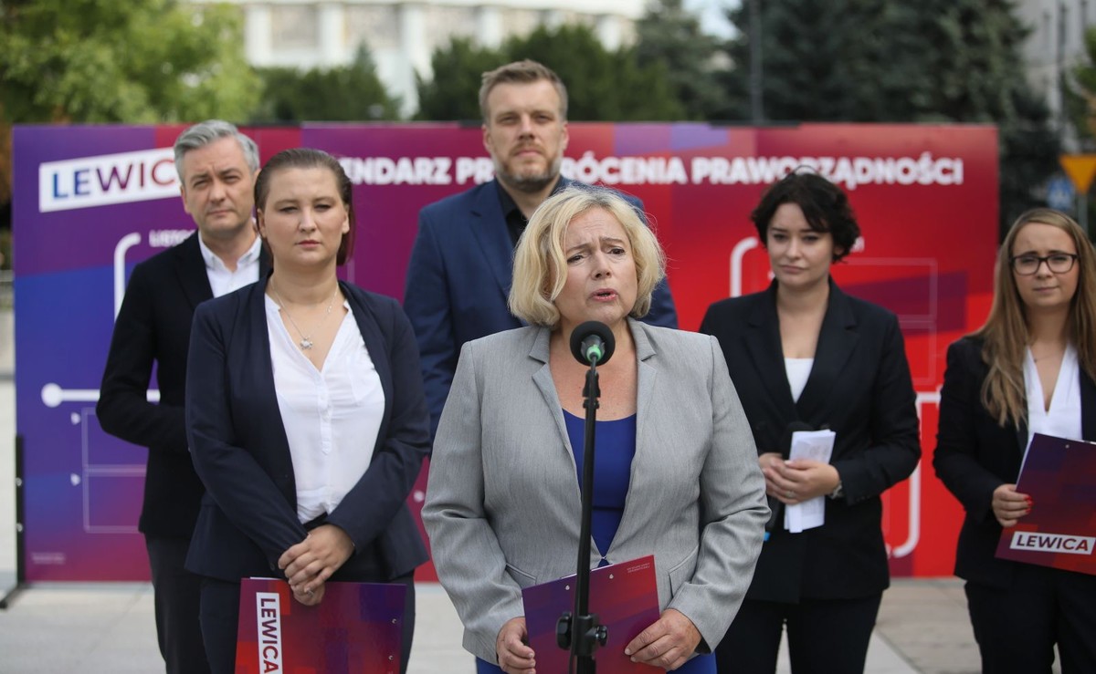 Prezes partii Wiosna Robert Biedroń (L), członek Zarządu Krajowego partii Razem Adrian Zandberg (3L), rzeczniczka SLD Anna Maria Żukowska (2P), przedstawicielki Wiosny Paulina Piechna-Więckiewicz (2L) i Wanda Nowicka (3P) oraz członkini Zarządu Krajowego Lewicy Razem Marcelina Zawisza (P) podczas konferencji prasowej Lewicy