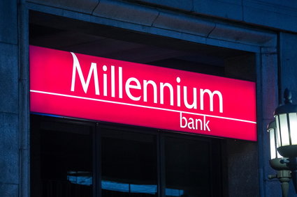 Akcje banku Millennium najtańsze od początku roku, spada mBank. W tle kredyty frankowe