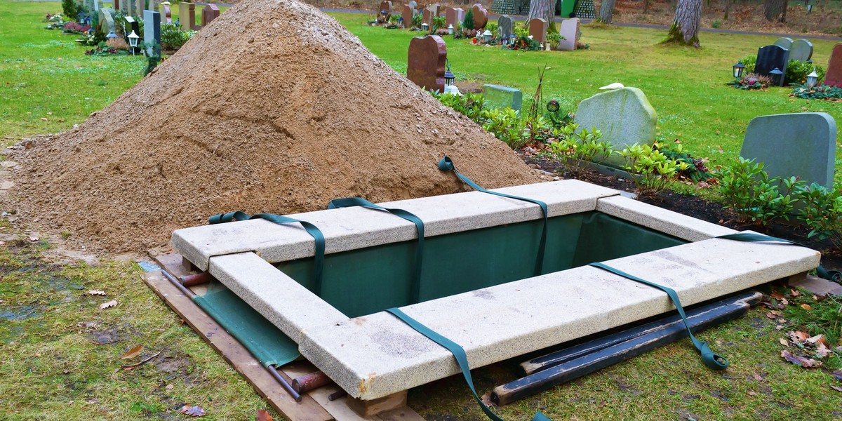 Tragedia podczas pochówku. Mężczyzna osunął się na ziemię. Nie żyje