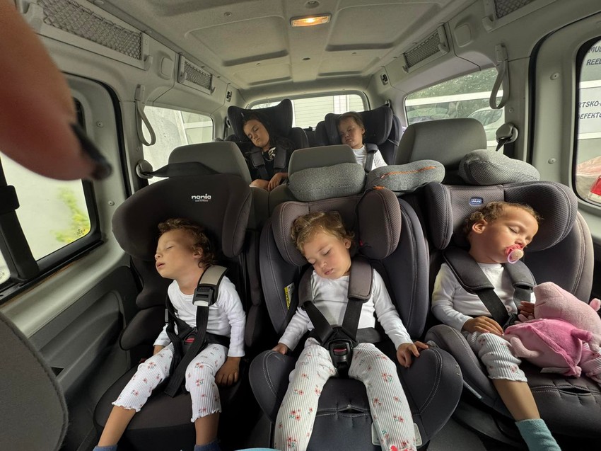 "Nedeljno, od ponedeljka do petka, pređemo automobilom između 500 i 600 kilometara, samo vozeći ih na vežbe i kući“, priča Marija Gaćeša