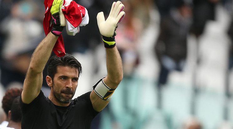 Buffon remek kapcsolatot ápol a szurkolókkal /Fotó: AFP