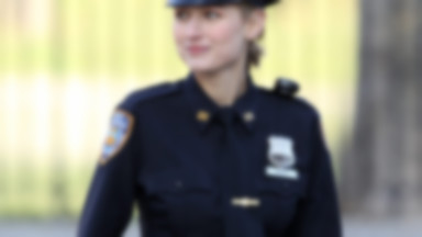 27-letnia Leelee Sobieski w policyjnym uniformie