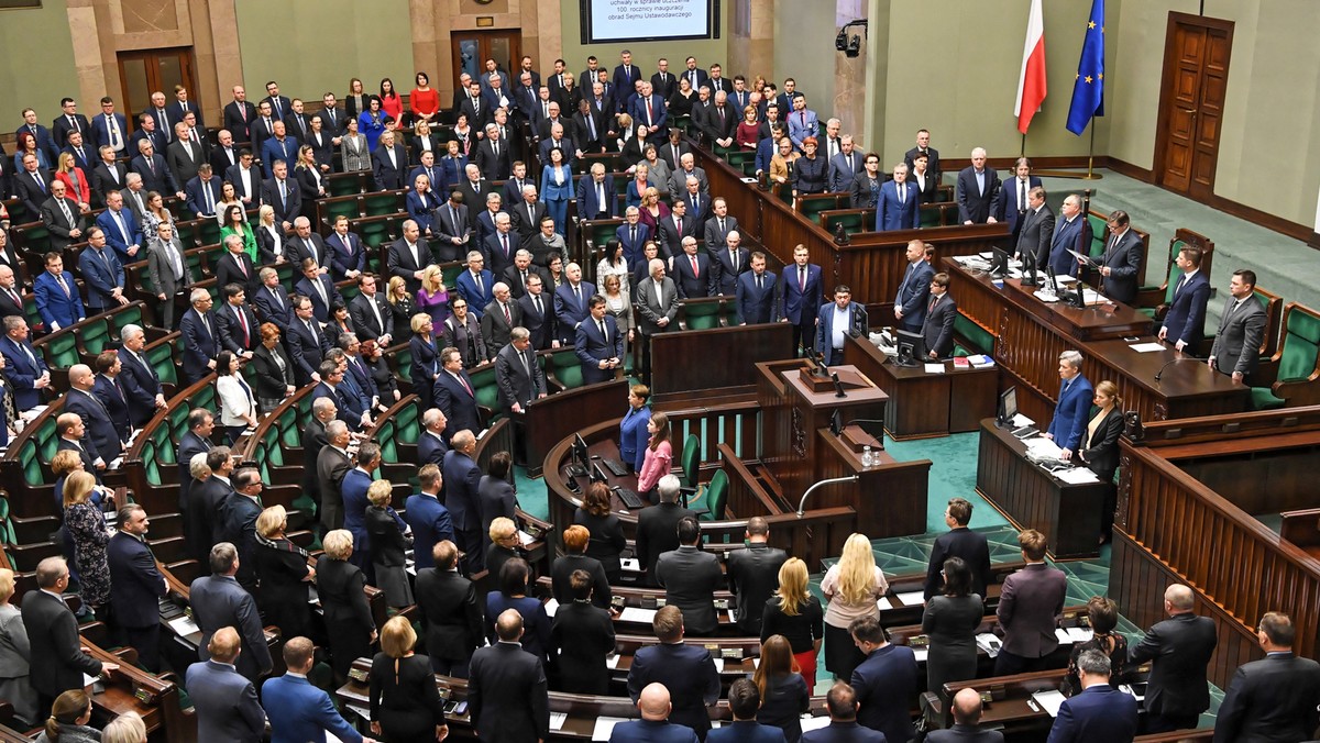 Sejm wybrał radcę prawnego Macieja Prostko na członka Trybunału Stanu; zastąpił on w TS Roberta Majkę, który objął mandat posła. Kandydatura została zgłoszona przez kluby poselskie: Kukiz'15 oraz PSL-UED.