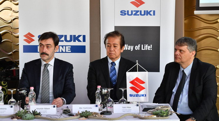 A hazai Suzuki vezérkara jelentette be (balról jobbra: Krisztián Róbert, Yoshinobu Abe és Tóth Péter), hogy mostantól a magyar piacról koordinálják majd 11 európai ország hajós üzletágát