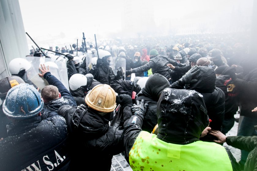 Jastrzebie Zdrój. Manifestacja górników pod siedzibą JSW 