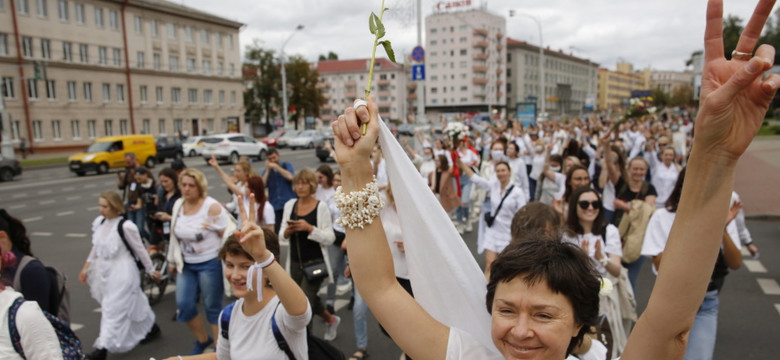 Kobiecy "biały protest" na ulicach Mińska. Robi wrażenie!