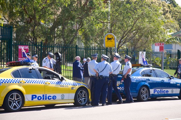 KRVOPROLIĆE NASRED ULICE! Muškarac nožem UBO POLICAJKU U VRAT, njene kolege pucale u njega: Užas u Australiji