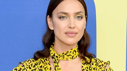 Irina Shayk sárga leopárdmintás ruhája nagyon szokatlan, de imádjuk rajta!