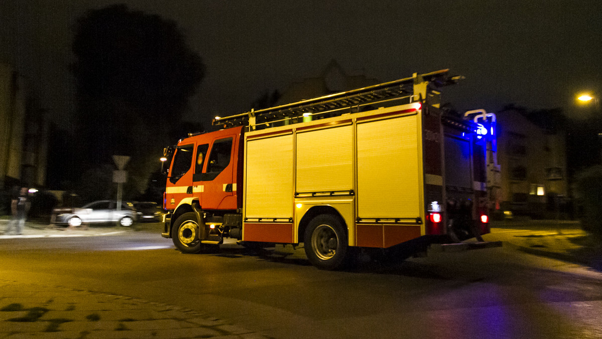 W Stąporkowie w godzinach porannych w bloku przy ulicy Mickiewicza spłonęło mieszkanie. Według wstępnych ustaleń, przyczyną pożaru było zaprószenie ognia. Zginęła jedna osoba.