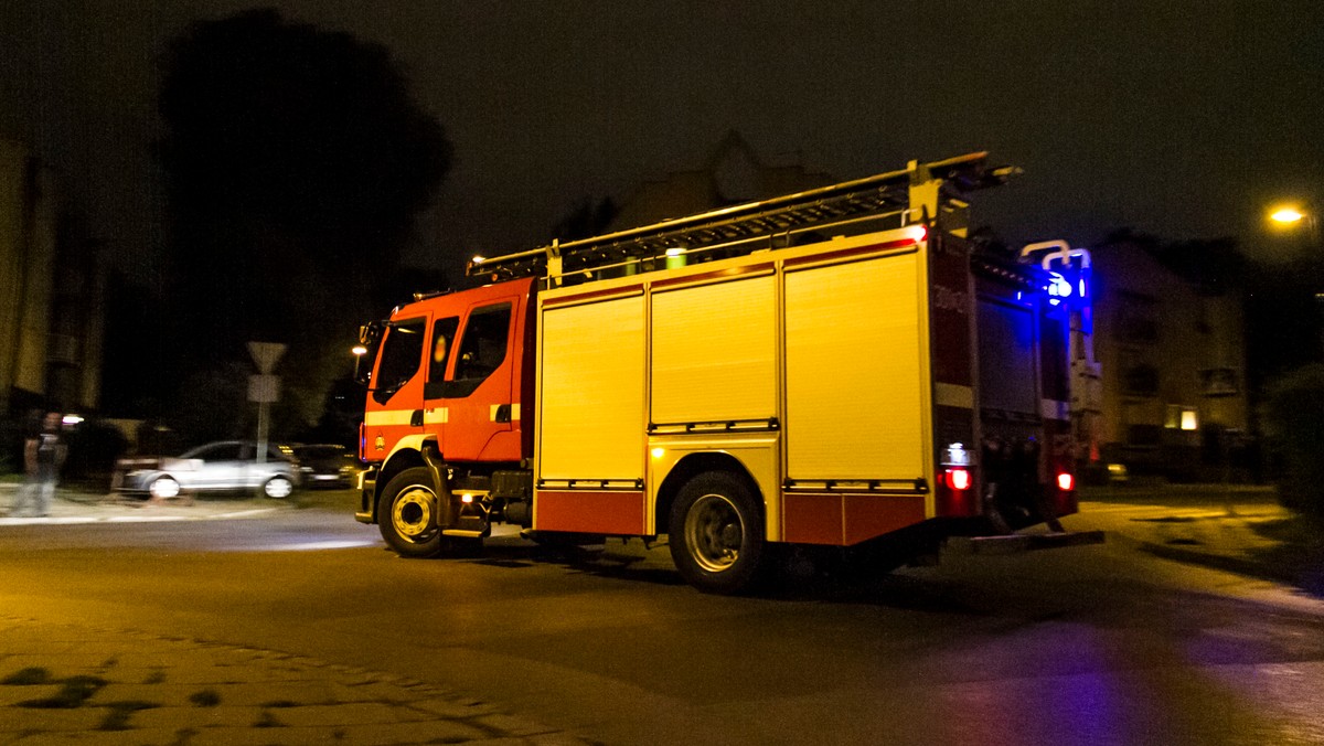 W Stąporkowie w godzinach porannych w bloku przy ulicy Mickiewicza spłonęło mieszkanie. Według wstępnych ustaleń, przyczyną pożaru było zaprószenie ognia. Zginęła jedna osoba.