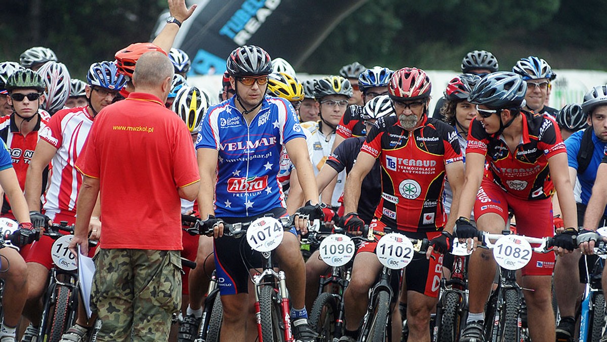 Wąwozy, piasek, szuter, korzenie, singiel tracki, podjazdy i zjazdy. Dodatkowo pełna uroku sceneria jezior, łąk, lasów, pól kukurydzy i młynów. VIII etap Poland Bike Marathon w Gostyninie zawierał wszystko, co powinna mieć trasa MTB. Do Gostynina, debiutującego na mapie Poland Bike, zawitało blisko 400 miłośników jazdy na rowerach górskich. To był jednocześnie drugi etap zaliczany do cyklu "Czterech Pór Roku", tym razem pod hasłem &quot;Lato&quot;.