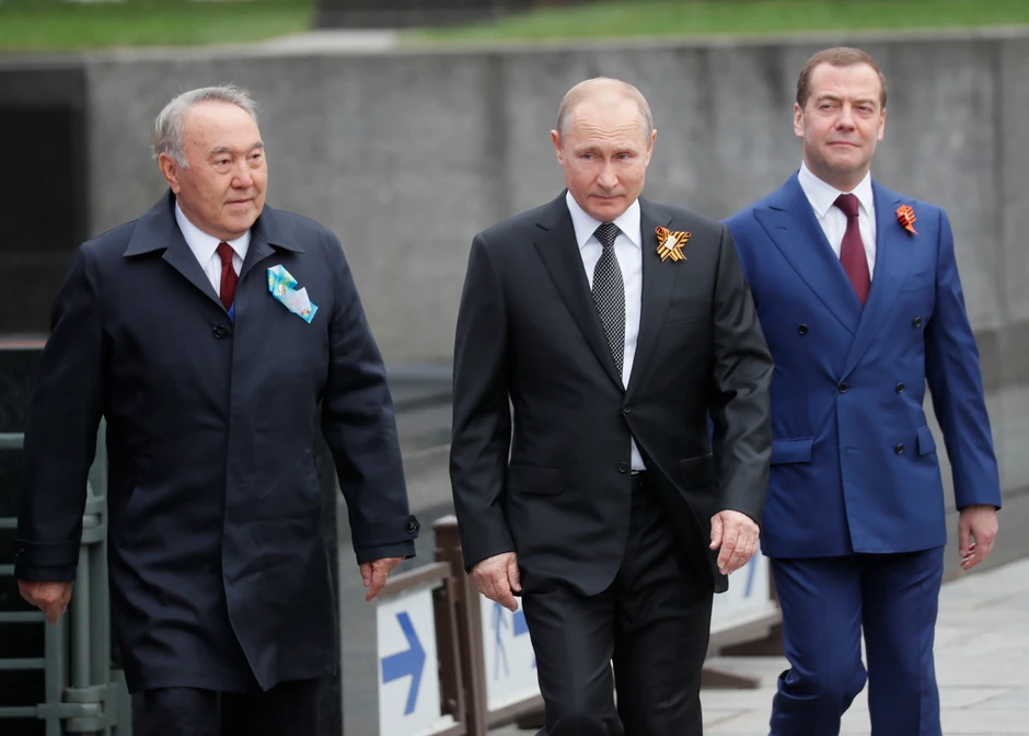 Predsednik Rusije Vladimir Putin (C), premijer Dmitri Medvedev (D) i bivši predsednik Kazahstana Nursultan Nazarbajev (L) po dolasku na Crveni trg