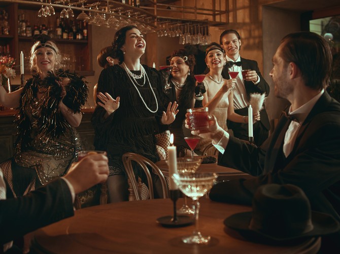 Upala sam u žurku za elitu kad su se vrata zatvorila svi su se skinuli i jedna scena me proganja