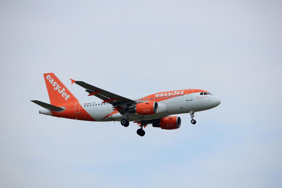 Magyar rendőrök rohamoztak meg egy EasyJet repülőgépet a budapesti repülőtéren, mert furcsán, agresszíven viselkedett egy brit férfi/ Fotó: Northfoto