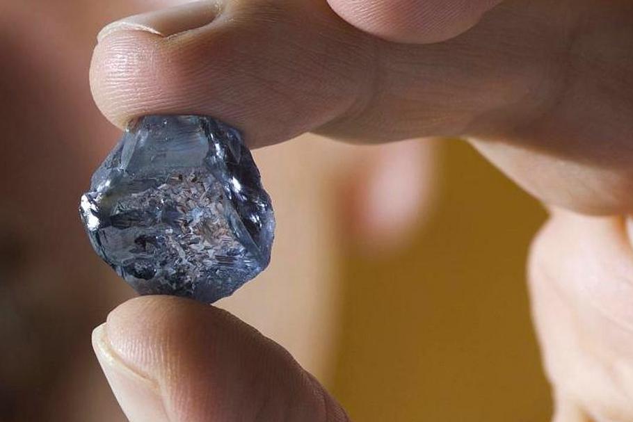 Жизнь бриллианта. Неограненный синий Алмаз. Алмаз руда. Голубой Алмаз необработанный.